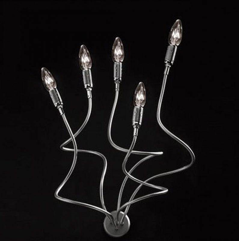 Turciù Wandleuchte von Catellani & Smith mit fünf Leuchtarmen und Halogenlampen vor schwarzem Hintergrund.